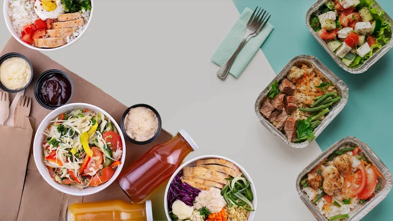 art of balancing flavors in takeaway salad boxes